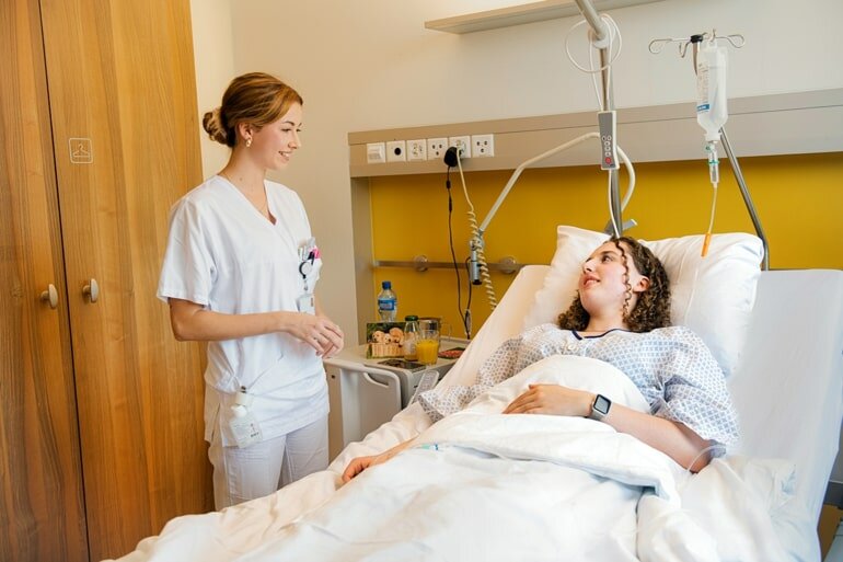 Ausbildung als Pflegefachfrau/-mann HF starten